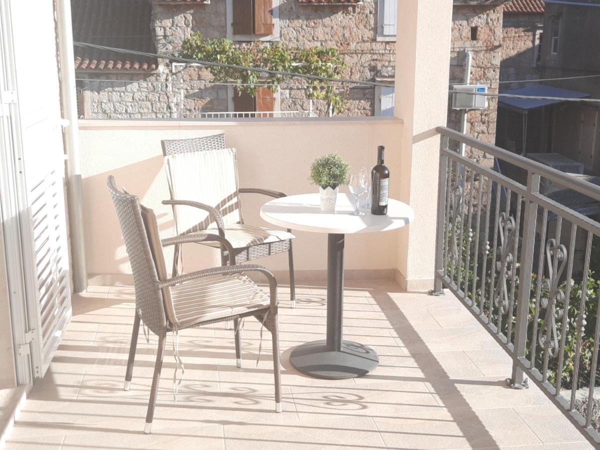 Apartments Villa Beba Komiža Exterior foto