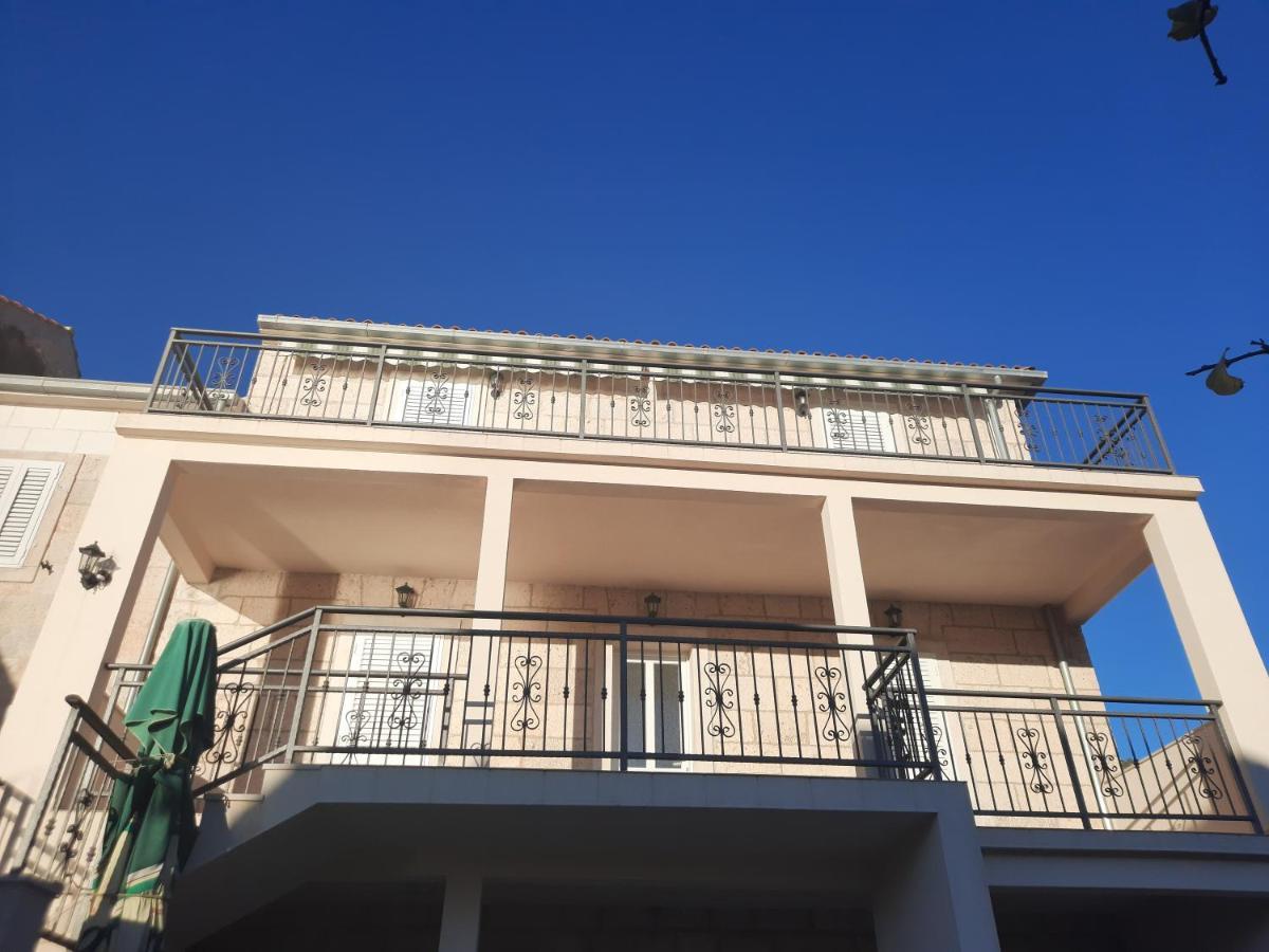 Apartments Villa Beba Komiža Exterior foto