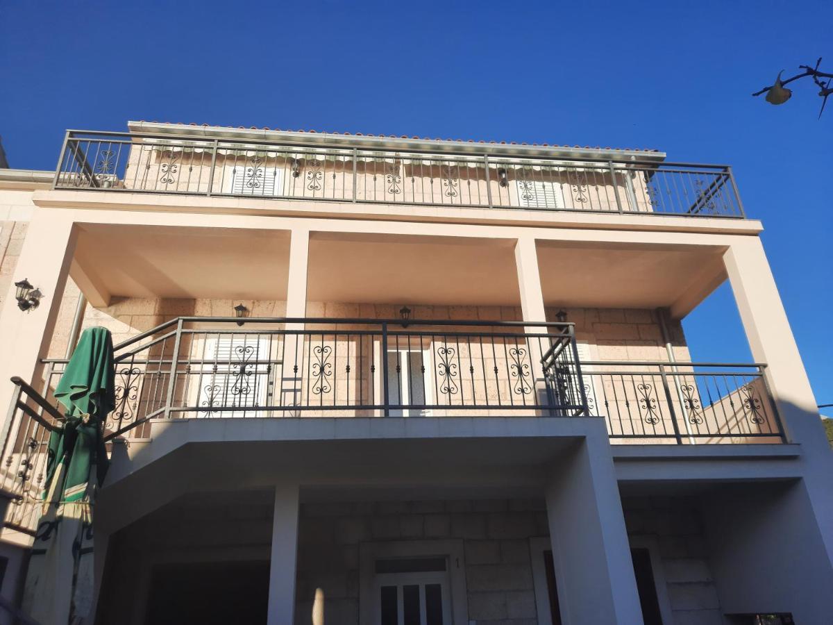Apartments Villa Beba Komiža Exterior foto